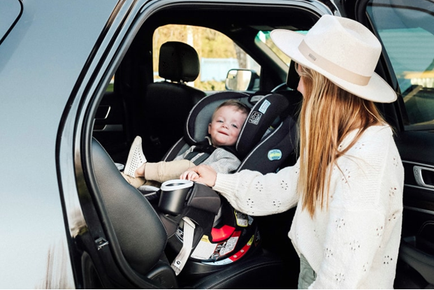 Една от големите отговорности, които имате като родители е да се погрижите за безопасността на мъничето си, когато го превозвате в автомобил. Затова и една от първите покупки, които трябва да направите веднага след раждането на малкото е детското столче за кола.